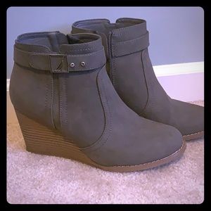 Women’s Nautica gray booties size 9